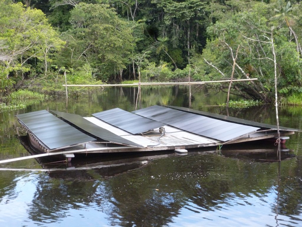 Sistemas con paneles Thin Film instalados en lagunas Ecuador